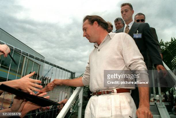 Der Hauptdarsteller des Films "Waterworld", Kevin Costner, schüttelt bei seinem Besuch der Internationalen Funkausstellung in Berlin am die Hände der...
