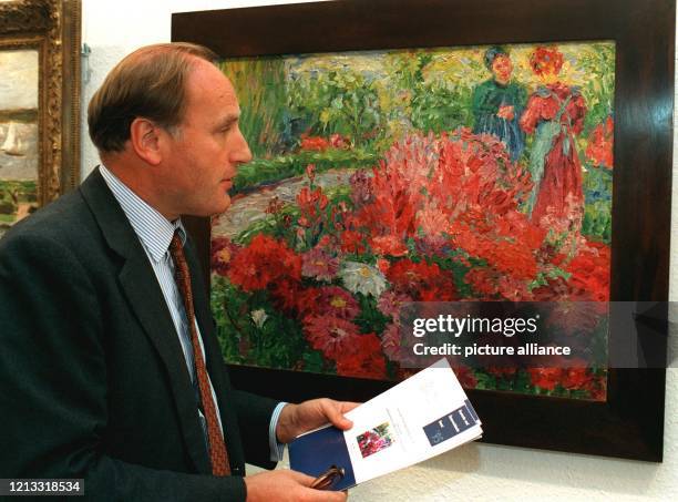 Ein Besucher der Austellungsräume von "Christie's" in Frankfurt betrachtet das Gemälde "Blumengarten" von Emil Nolde. Dieses Bild gehört zu einer...