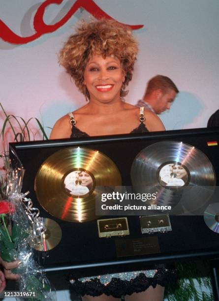 Der Pop-Star Tina Turner am27.7.1996 mit einer Gold-/Platin-Auszeichnung, die ihr von EMI Electrola vor Beginn ihres Konzertes in Köln für über...