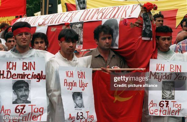 Mit Fotos der im Hungerstreik gestorbenen Männer sowie einem geschmückten Sarg demonstrieren Türken am 27.7.1996 in Bochum. Mit der Demonstration...