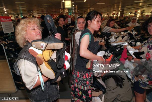 Beginn des Sommerschlußverkaufs am 29.7.1996 in der Schuhabteilung eines Kaufhauses auf der Frankfurter Zeil. Schnäppchenjäger sollen jetzt voll auf...