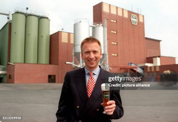 Paul Bösken-Diebels, Chef der Privatbrauerei Diebels, steht am 24.7.96 mit einem Glas Altbier vor dem Brauhaus im niederrheinischen Issum. Der...