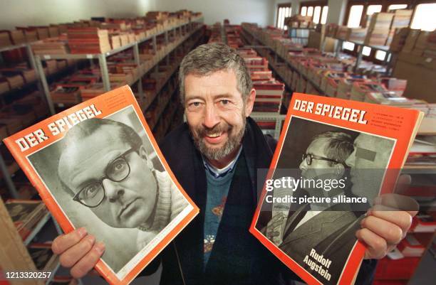 Spiegel-Sammler Wolfgang Morgenroth zeigt am 14.1.1997 in seiner 300 Quadratmeter großen Lagerhalle in Grasbrunn bei München die heute teuerste und...