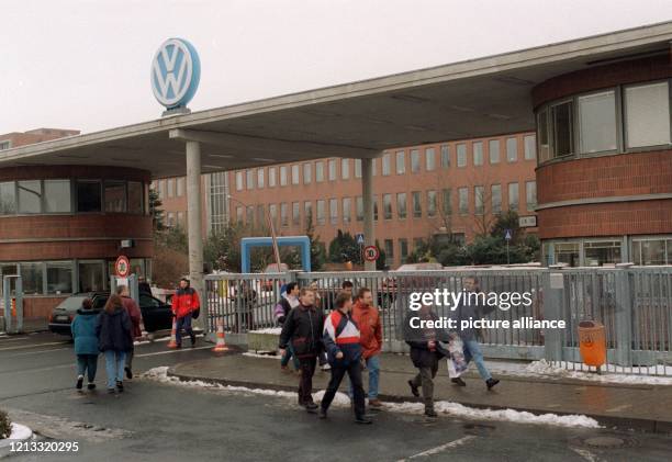 Arbeiter des VW-Werkes in Baunatal verlassen am 10.1.1997 das Betriebsgelände. Mit einem Milliardengeschäft zugunsten von General Motors hatten der...