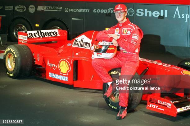 Der deutsche Formel 1-Pilot Michael Schumacher sitzt am 7.1.1997 bei der offiziellen Vorstellung seines neuen Ferrari F 310B im italienischen Fiorano...