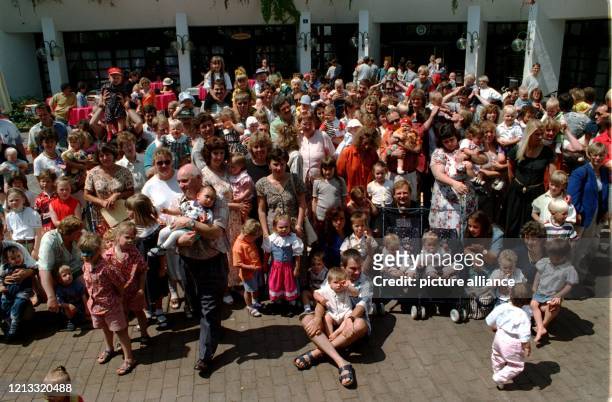 Über 1200 Retortenkinder haben sich am 20.7.96 in Garching bei München zu einem ungewöhnlichen Fest versammelt. Seit 1984 hat der Veranstalter, eine...