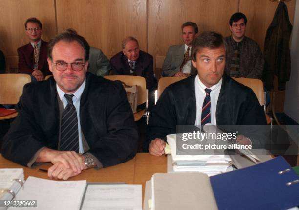 Die Anwälte Stefan Purrucker und Trutz Graf Kerssenbrock, die Vertreter der ehemaligen Kanzlei Wolfgang Kubicki/Norbert Scholtis, sitzen am 22.7.96...