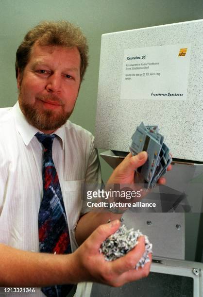 Der Umweltbeauftragte der Frankfurter Sparkasse, Helge Beck, am 16.8.1995 in Frankfurt mit abgelaufenen Kreditkarten, die klein gehäckselt , wieder...