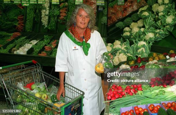 Die Bundestagsabgeordnete Monika Ganseforth sortiert am 15.8.1995 Obst und Gemüse in einem Supermarkt in Mellendorf bei Hannover. Im Rahmen des...