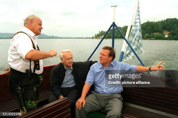 Bei einer Bootstour auf dem Kochelsee/Bayern am 10.8.1995 erklärt der Bürgermeister der Gemeinde Kochel am See, Siegfried Zauner , dem bayerischen...
