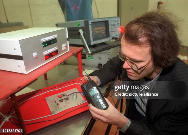 Auf Funktionsstörungen überprüft der Physik-Professor Achim Enders am 6.1.1997 elektrische Systeme an der Technischen Universität Braunschweig. Er...
