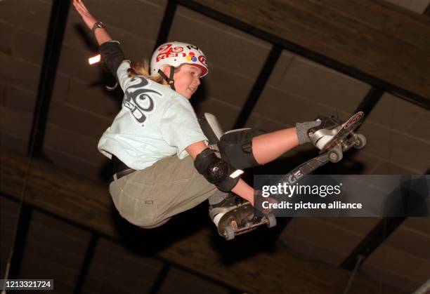 Die zweifache Weltmeisterin im Snakeboardfahren, Anja Kurz, scheint am 6.1.1997 beim Training in einer Fellbacher Sporthalle fast das Hallendach zu...