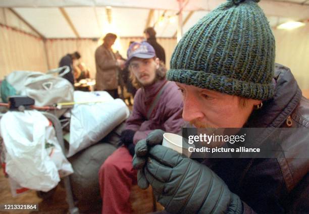 Obdachlose wärmen sich in dem am 6.1.1997 eröffneten Hamburger Wintercafe in der Innenstadt mit einem Becher Kaffee auf. Das Wintercafe wurde von dem...