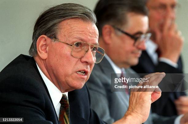 Der Vorsitzende der Hilfsorganisation Care Deutschland, Jürgen Ertle , spricht am 15.7.96 auf einer Pressekonferenz im Bremer Rathaus, neben ihm der...