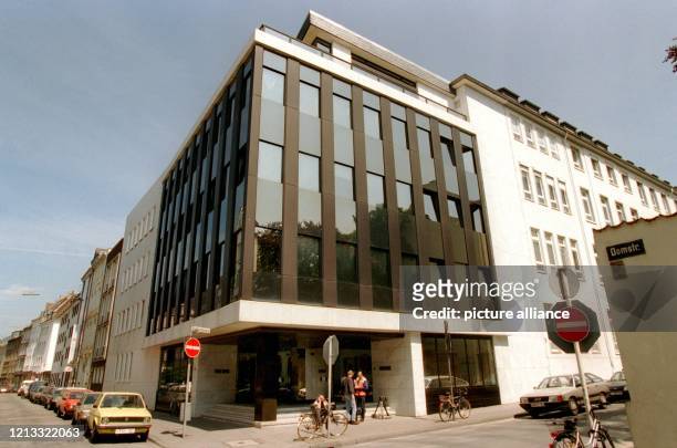 In der Kölner Innenstadt liegt die Zentrale des Rewe-Konzerns . Der größte deutsche Lebensmitteleinzelhändler hat die österreichische...