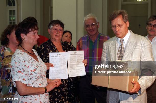 Mit der Übergabe von 3500 symbolisch mit einem Pflasterstein beschwerten Petitionen an den Vorsitzenden des sozialpolitischen Ausschusses, Joachim...