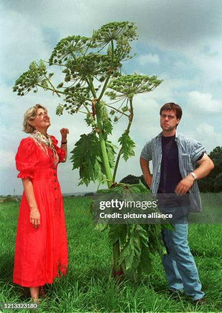 Die rheinland-pfälzische Umweltministerin Klaudia Martini und Jochen Fiala von der Gesellschaft für Naturschutz und Ornithologie präsentieren am...