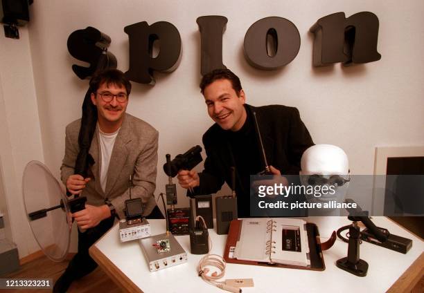 Jürgen Steiner und Markus Kneher präsentieren am 7.2.96 in ihrem Spionladen in Stuttgart zahlreiche kuriose elektronische Artikel, die im allgemeinen...