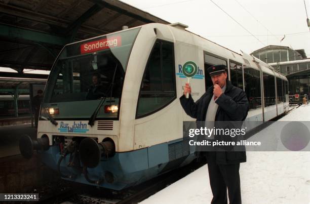 Mit einer Probefahrt von Kassel nach Volkmarsen stellte der Nordhessische Verkehrsverund am 15.2.96 den "Regio-Sprinter" vor. Der neuartige...