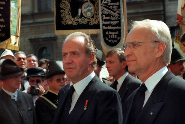 \fs12\ \fs16\Der spanische König Juan Carlos I. Und der bayerische Minsterpräsident Edmund Stoiber gehen am 13.6.1996 in München durch das Spalier...