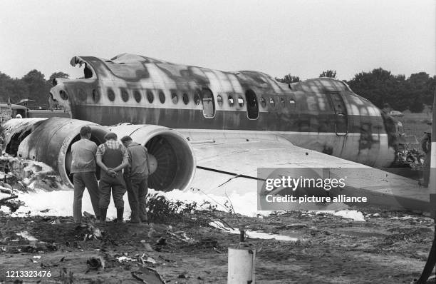 Das ausgebrannte Wrack einer Iljuschin 62 der ehemaligen DDR-Luftfahrtgesellschaft Interflug am 17.6.89 auf dem Flughafen Berlin-Schönefeld. Das...