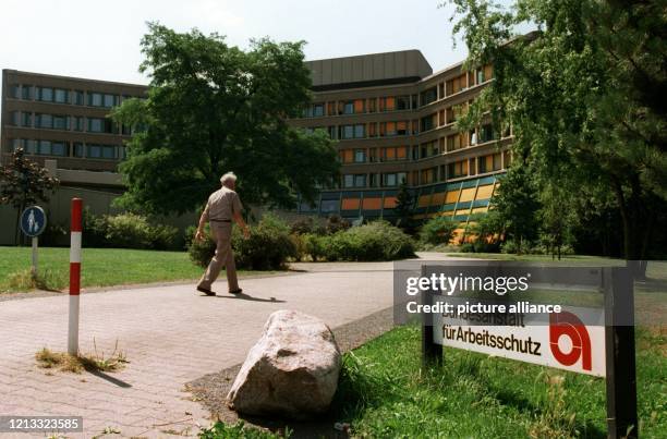 Blick auf das Gebäude der Bundesanstalt für Arbeitsschutz. Durch Arbeitsunfähigkeit entstehen der Volkswirtschaft nach Expertenschätzungen jährlich...