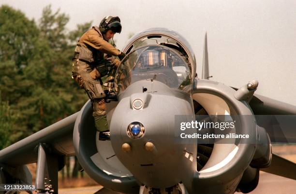 Ein britischer Pilot macht seinen Senkrechtstarter vom Typ "Harrier" flugbereit. Zwölf Harrier-Kampfflugzeuge der 4. Staffel der britischen...