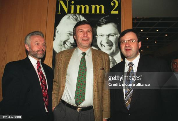 Unter dem Motto "Nimm 2" stellt der Bonner FDP-Parteichef Wolfgang Gerhardt am 13.2.1996 in Bad Bramstedt die beiden Spitzenkandidaten der FDP,...
