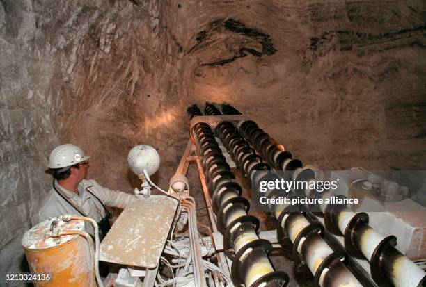 Reviersteiger Thomas Reiter bereitet am 3.7.1996 in der Grube Wintershall im hessischen Heringen mit einem Spezialbohrer Sprenglöcher für den...