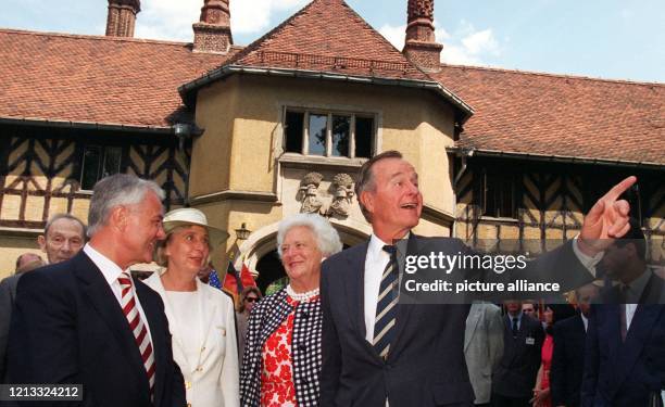 Der frühere US-Präsident George Bush und seine Frau Barbara im Hof des Schlosses Cecilienhof, l. Brandenburgs Ministerpräsident Manfred Stolpe und...