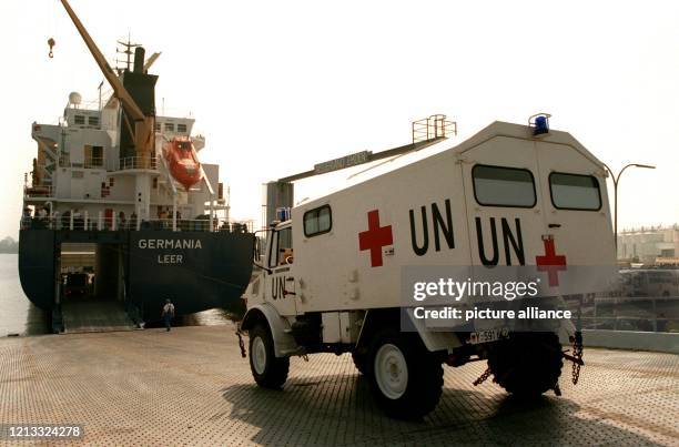 Ein UN-Sanitätsfahrzeug der Bundeswehr rollt auf den deutschen Frachter "Germania", der nach Split in Kroatien ablegt. Die für den deutschen...