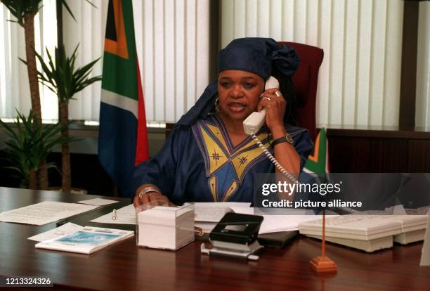 Mit geflochtenen Zöpfen und in einer blauen afrikanischen Landestracht telefoniert die neue südafrikanische Botschafterin Lindiwe Mabuza während...
