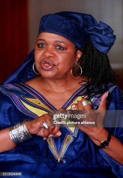 Mit geflochtenen Zöpfen und in einer blauen afrikanischen Landestracht erzählt die neue südafrikanische Botschafterin Lindiwe Mabuza während eines...