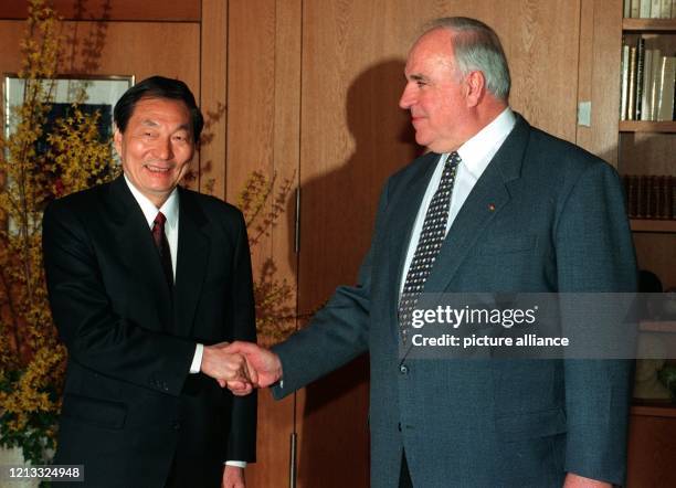 Helmut Kohl empfängt am 9.2.96 den stellvertretenden chinesischen Ministerpräsidenten Zhu Rongji in seinem Arbeitszimmer im Bonner Kanzleramt. Neben...