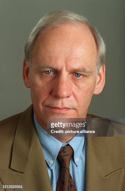 Neuer Präsident des Bundeskriminalamts wird Ulrich Kersten, bislang Chef der Bundesgrenzschutzabteilung im Innenministerium, aufgen. Am 7.2.1996 in...