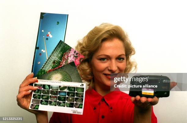 Das neue "Advanced Photo System" des US-Fotokonzerns Eastman Kodak wird am 31.1.96 von einer jungen Dame in der Kodak Deutschland-Zentrale in...