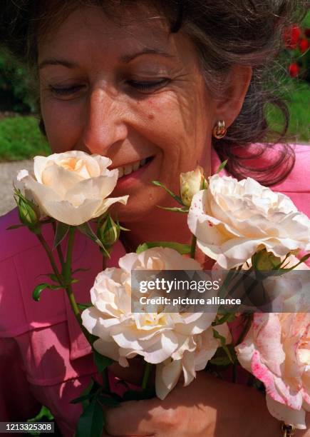 Eine Rosenliebhaberin riecht am 28.6.1996 in Baden-Baden an der "Sans Souci"-Rose. Bei dem 44. Internationalen Rosenneuheiten-Wettbewerb wurde die...
