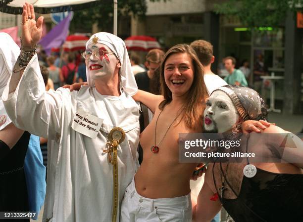 Ausgelassene Stimmung zeigen diese drei Teilnehmer der "Gaylive"-Demo stellen während des Umzuges. Mit der Demonstration durch die Innenstadt begann...