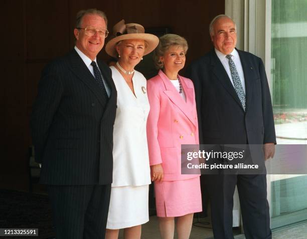 König Albert II. Von Belgien und seine Frau, Königin Paola, stellen sich mit Bundeskanzler Helmut Kohl und dessen Frau Hannelore auf der Terrasse des...