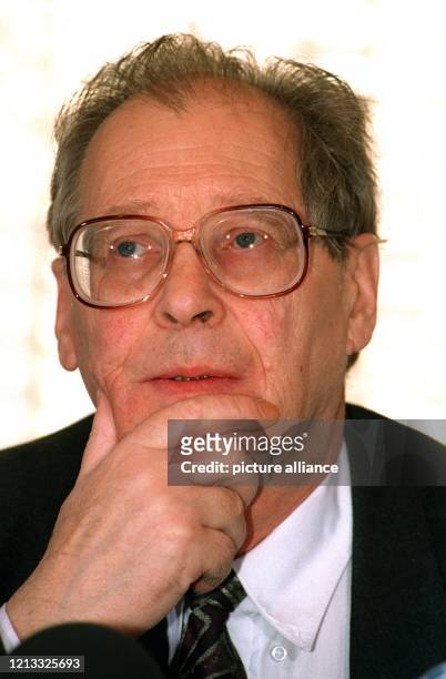 Der russische Menschenrechtler Sergej Kowaljow äußert sich am 31.1.1996 auf einer Pressekonferenz in Bonn zu der Lage der Menschenrechte und der...