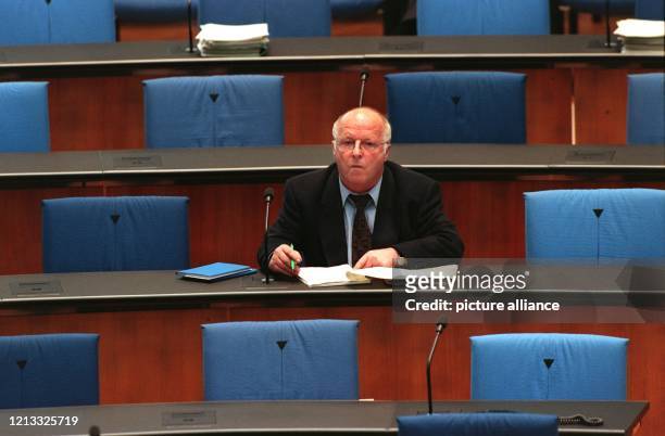 Bundesarbeitsminister Norbert Blüm sitzt am 2.1.1996 als erstes Kabinettsmitglied auf seinem Platz in der Regierungsbank im Bonner Bundestag....