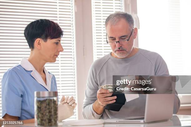volwassen volwassen man kopen van medicinale cannabis voor alternatieve therapie behandeling - cannabis droge stockfoto's en -beelden