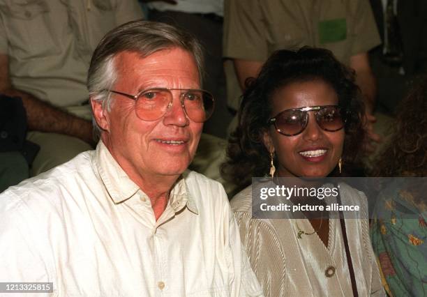 Schauspieler Karlheinz Böhm mit seiner äthiopischen Frau Almaz Teshome am 28.1.1996 in Erer-Tal/Äthiopien. Seine 1981 ins Leben gerufene Stiftung...