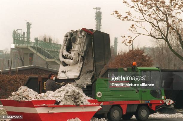 Hoechst-Mitarbeiter säubern Teile des Geländes. Bei einem Störfall im Werk Frankfurt-Griesheim des Chemiekonzerns Hoechst ist am 27.1.1996 ein...