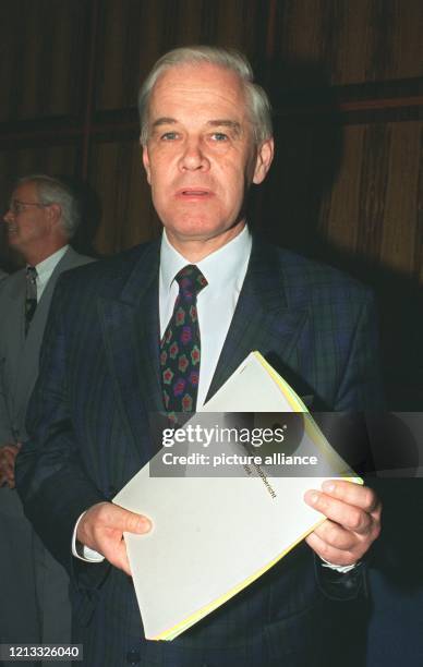 Bundesinnenminister Manfred Kanther präsentiert den Journalisten der Bundespressekonferenz den Verfassungsschutzbericht 1994. Der Minister sieht die...