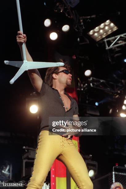 Energiegeladen beginnt der Leadsänger Jon Bon Jovi der amerikanischen Rockband "Bon Jovi" am 16.6.1996 in Hannover sein Open-air-Konzert mit dem Hit...