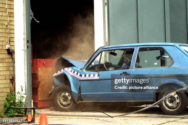 Ein VW-Golf, Baujahr 1980, prallt am 13.6.1996 am Institut für Fahrzeugtechnik in Braunschweig mit 50 Stundenkilometern gegen eine 80 Tonnen schwere...