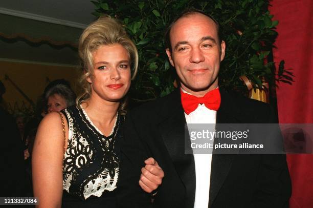 Heiner Lauterbach kam mit seiner neuen Freundin, Ursula Gottwald. Ein Stelldichein der Stars war wieder der "Deutsche Filmball", der am 21.1.96 zum...