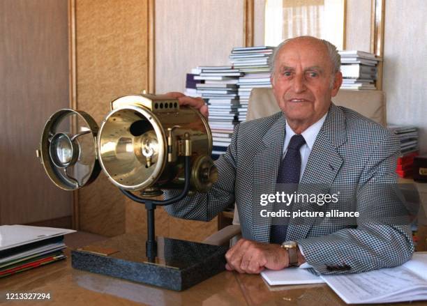 Der Verleger und Gründer von "auto motor und sport", Paul Pietsch, am 9.6.96 an seinem Schreibtisch in Stuttgart. Vor ihm steht der Scheinwerfer...