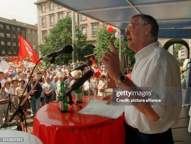 Der Vorsitzende des Deutschen Gewerkschaftsbundes , Dieter Schulte, am 8.6.1996 während einer Kundgebung zum Thema "Aktion für Arbeit und soziale...